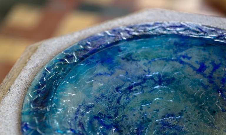 Teilbild einer blauen Schale mit Wasser