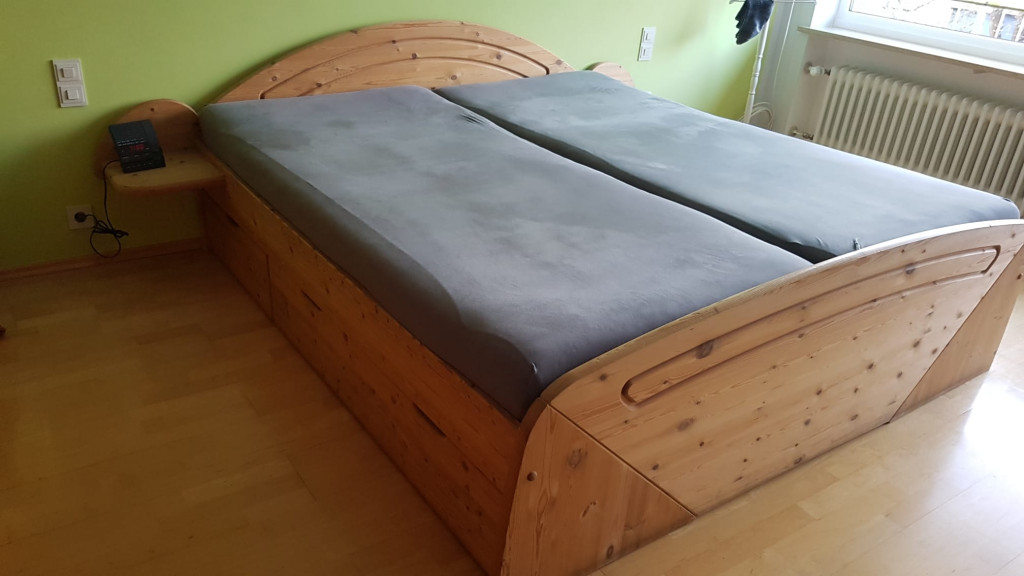 Doppelbett, Vollholz mit Lattenrosten 200 x 90 cm, guter Zustand, Preis: 95.- €