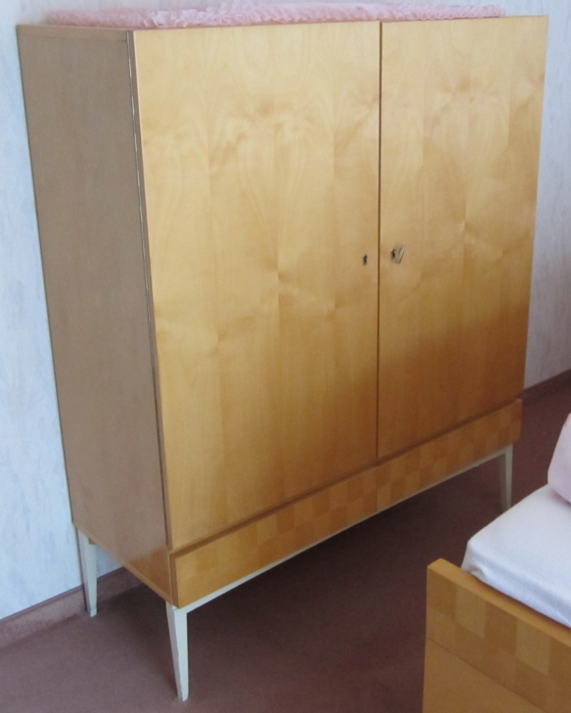Schlafzimmer Komode, Höhe 135 cm, Breite 110 cm, Tiefe 43 cm, Preis: 40,- €