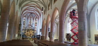 Hausmeister beim Leuchtmitteltausch in der Stadtkirche Schwabach