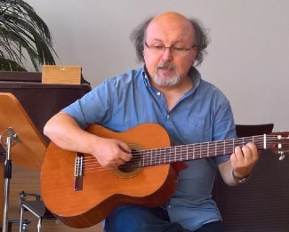 Klaus Peschik mit Gitarre