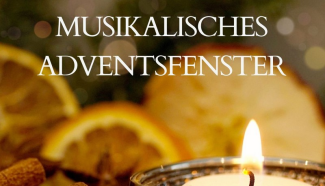 Kerze mit Orangenscheiben und dem Schriftzug Musikalisches Adventsfenster