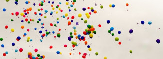 Viele bunten Luftballons fliegen in den Himmel