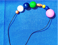 Kette mit bunten Perlen