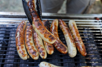 Würstchen auf dem Grill