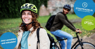 Stadtradeln 2025 - zwei Fahrradfahrer mit Helm und gut gelaunt